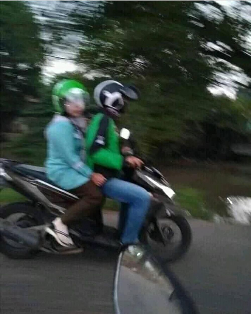 4 Momen Emak-Emak Dibonceng Ojol Ini Dagelan Ato Gimana